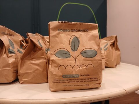 No Dia da Árvore, shopping distribui mudas de árvores e adubo orgânico