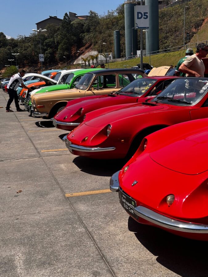 Anhanguera Parque Shopping reúne apaixonados por carros clássicos e colecionadores em domingo de experiências e nostalgia