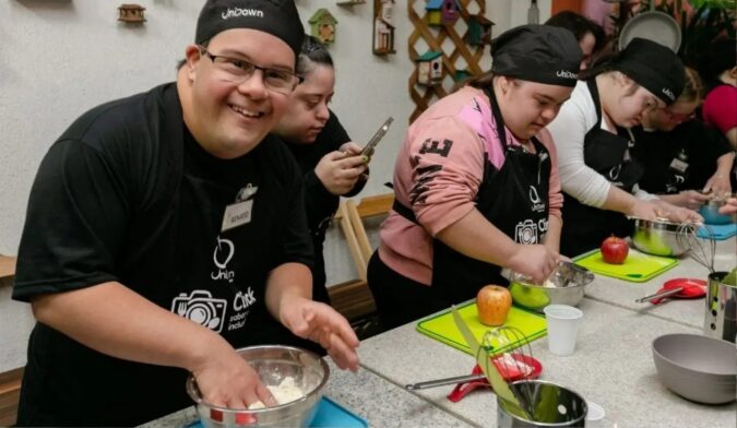 Instituto UniDown abre inscrições para quarta turma de curso gratuito de fotografia gastronômica para jovens com síndrome de Down