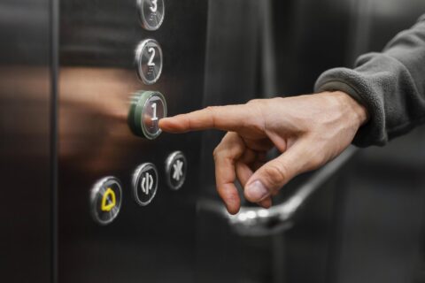 Elevador parado no condomínio: quais são os primeiros passos do síndico e o que ele não deve fazer?