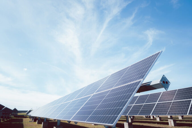 Energia solar por assinatura x off-grid x fotovoltaica: confira as taxas de interesse por gênero e idade para os tipos mais pesquisados de energia solar