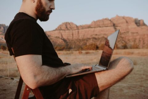 Nômades digitais: os desafios de trabalhar legalmente fora do Brasil