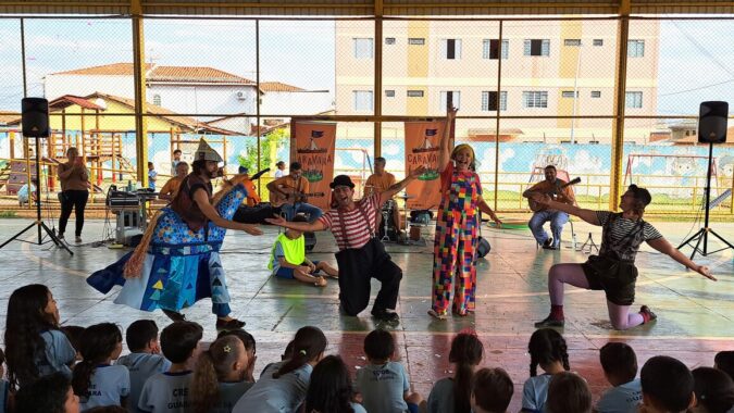 Caravana da Criança celebra 10 anos com arte nas escolas do DF