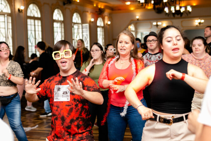 Festa à fantasia transforma pista de dança em espaço de inclusão em São Paulo