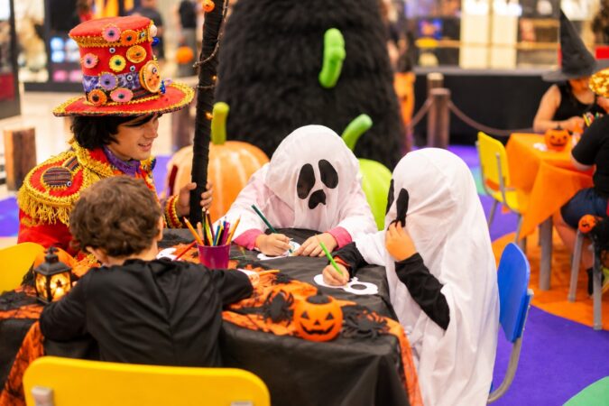 Halloween ganha cenário temático e oficinas criativas no RibeirãoShopping